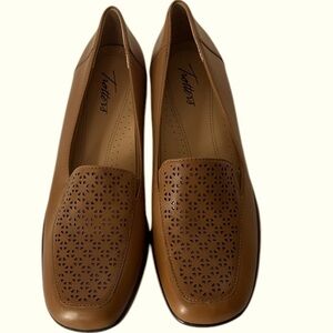 Trotters Jenn Laser Cut Loafer/Slip On , Comfort fit Leather, Tan, 10N